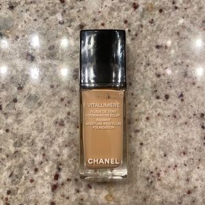 Chanel Vitalumiere Foundation Shade 20 - Clair